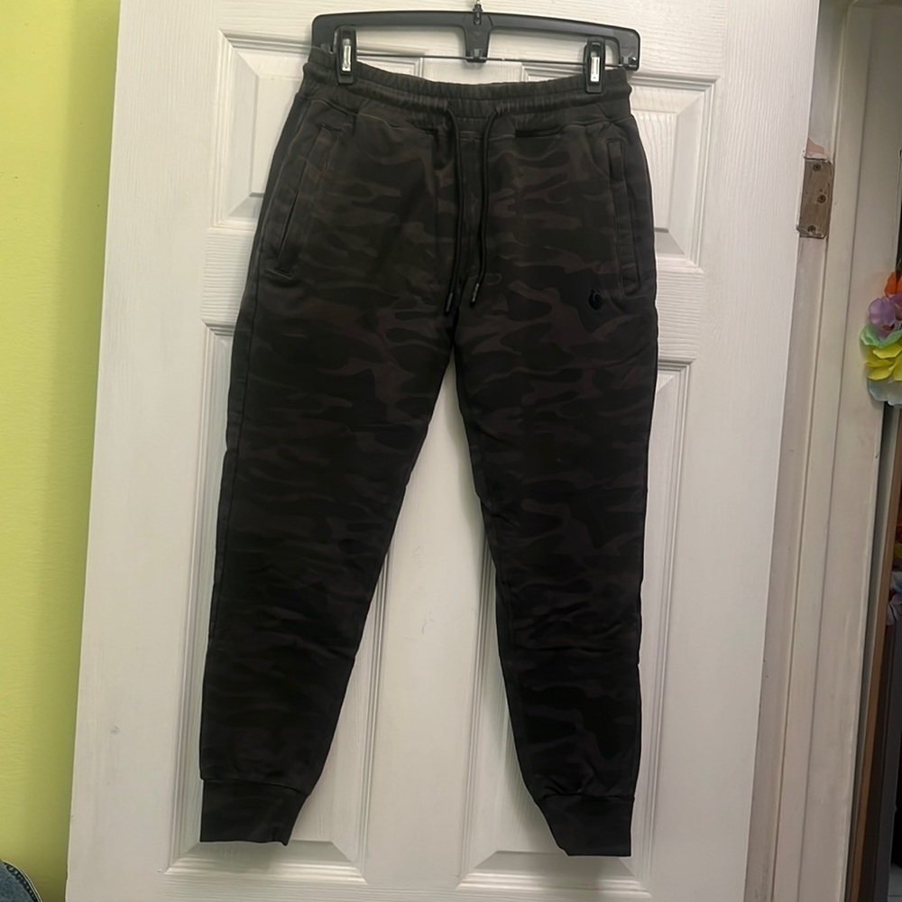 MEN’s Flexliving Camo Joggers with side & back zippers pockets size SMALL